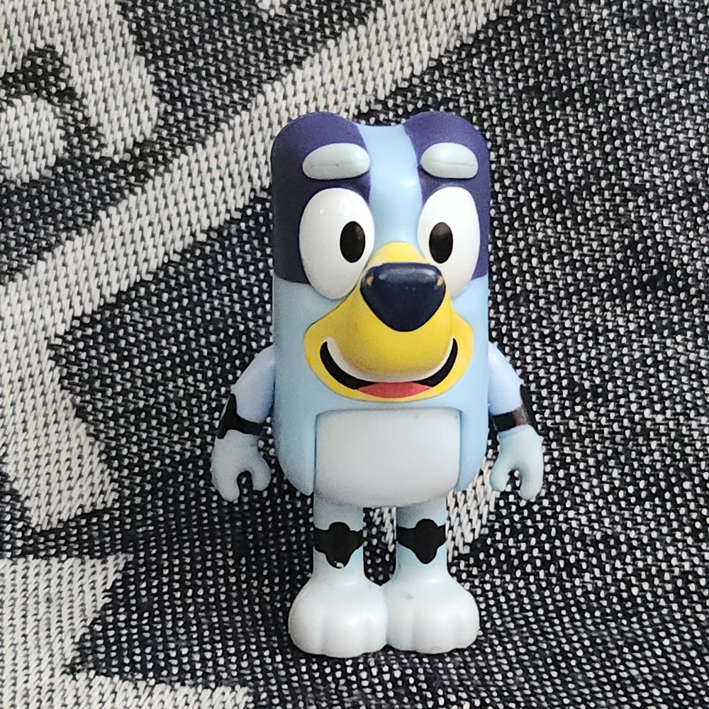 Bluey w Kneepads Action Figure from Bluey’s Bicycle Playset *small nose rubs*